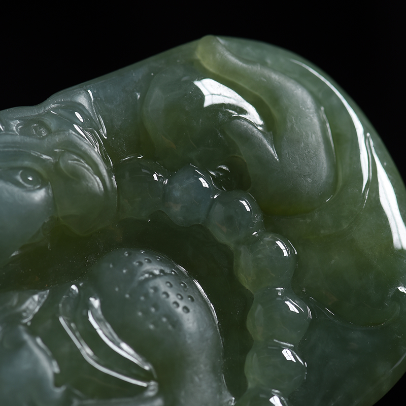 糯种俏色翡翠吊坠-红掌柜