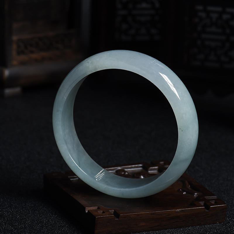 天然糯种浅绿翡翠手镯-红掌柜