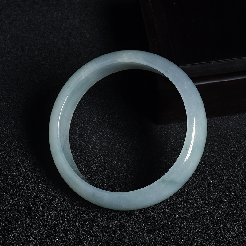 缅甸糯种浅绿翡翠手镯-红掌柜