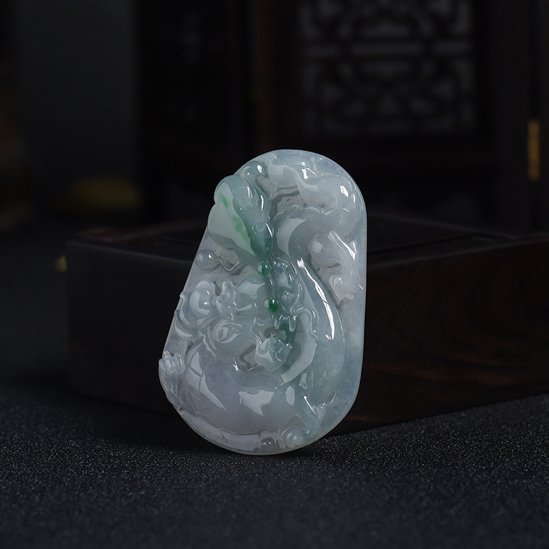 天然糯冰种俏色翡翠龙牌吊坠-红掌柜