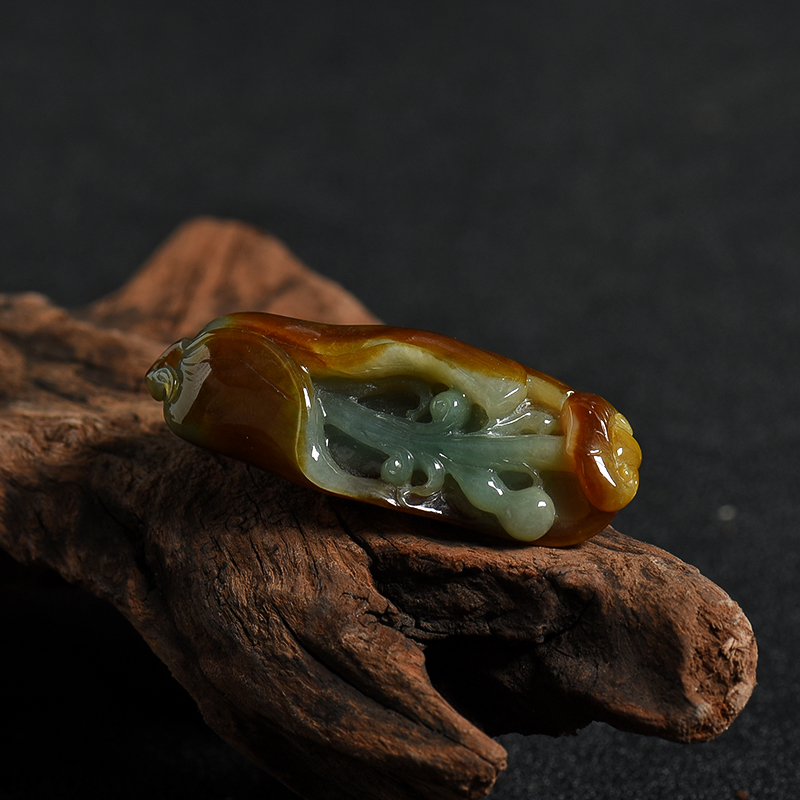 糯种俏色翡翠吊坠-红掌柜