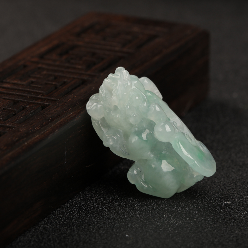 天然糯种飘翠翡翠貔貅吊坠-红掌柜