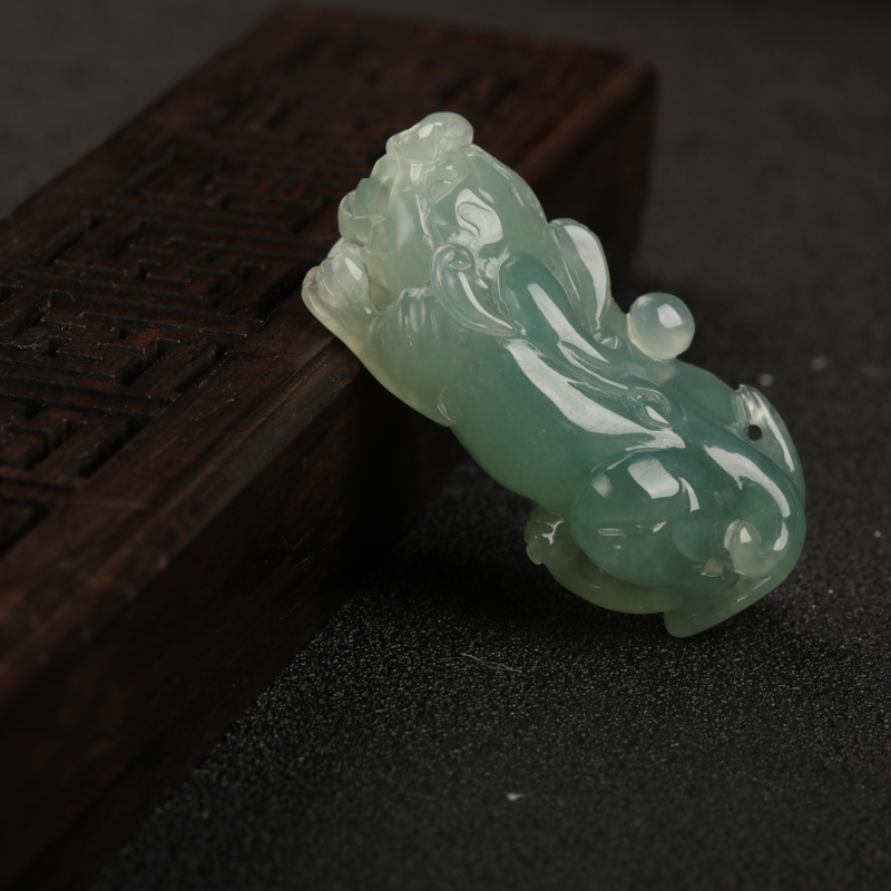 天然糯种灰绿翡翠貔貅吊坠-红掌柜