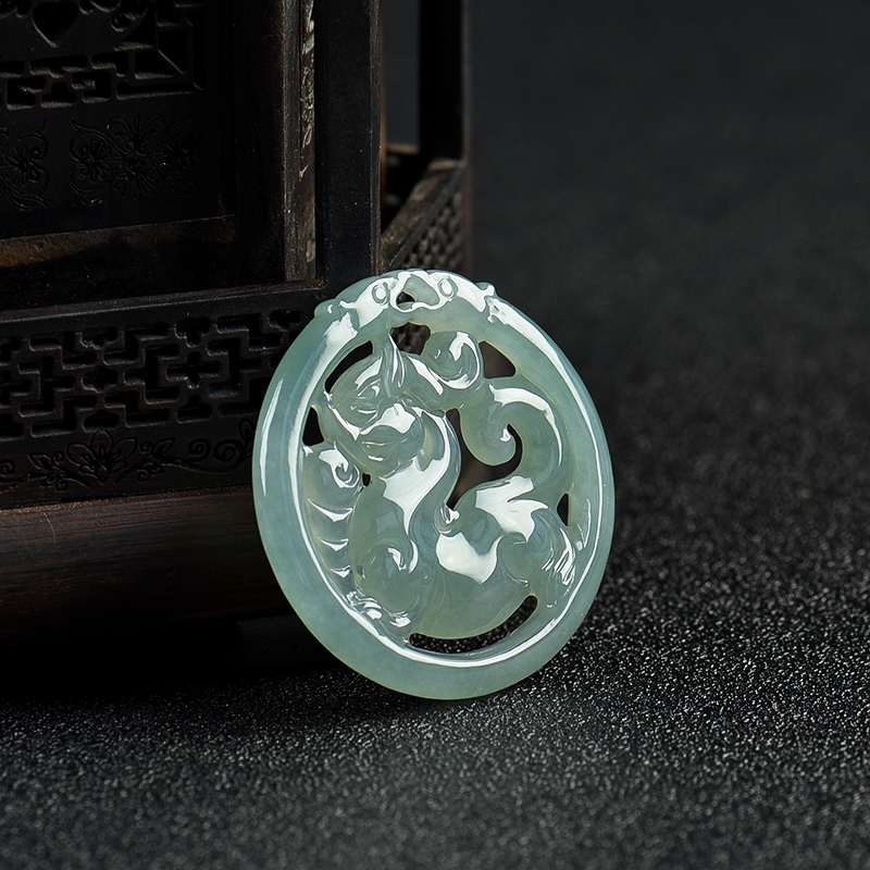 天然糯冰种浅绿翡翠麒麟吊坠-红掌柜