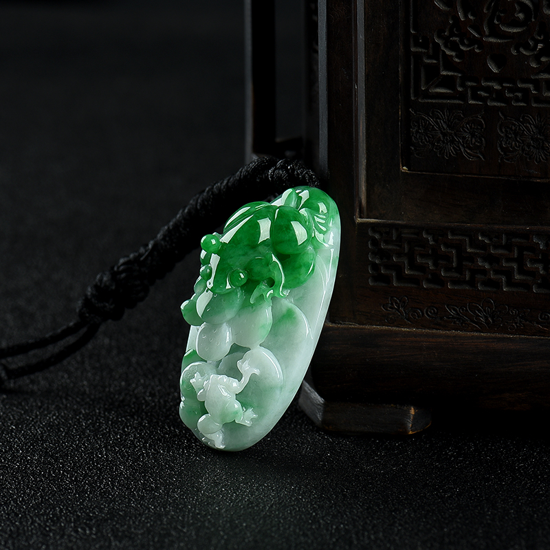 豆种翡翠招财进宝吊坠-红掌柜