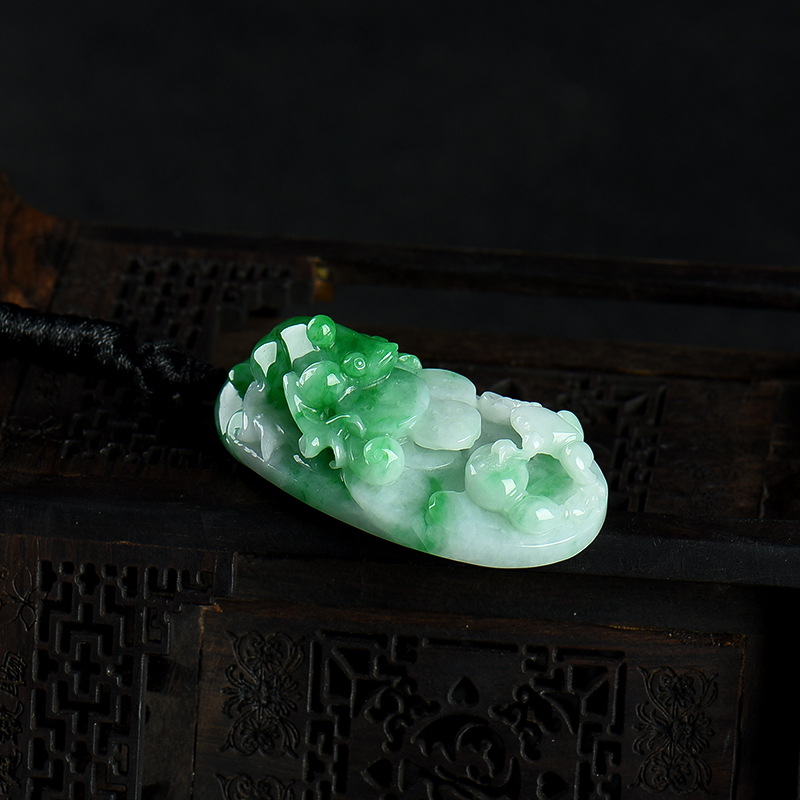 豆种飘翠翡翠吊坠-红掌柜