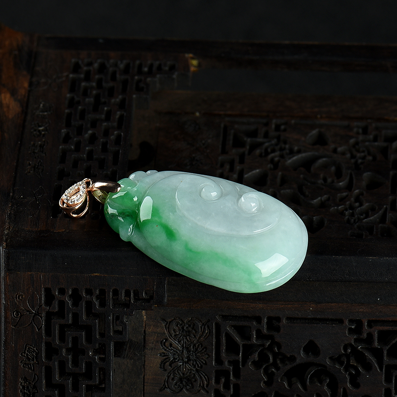 豆种飘翠翡翠吊坠-红掌柜