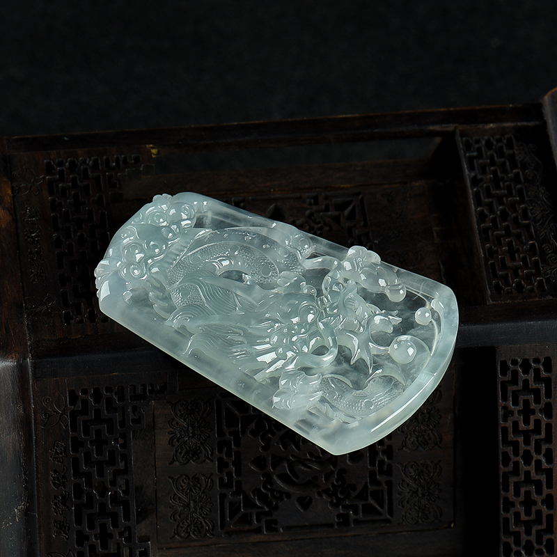 天然翡翠龙牌吊坠-红掌柜