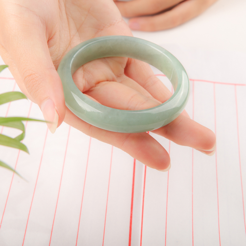 天然豆种浅绿翡翠手镯-红掌柜