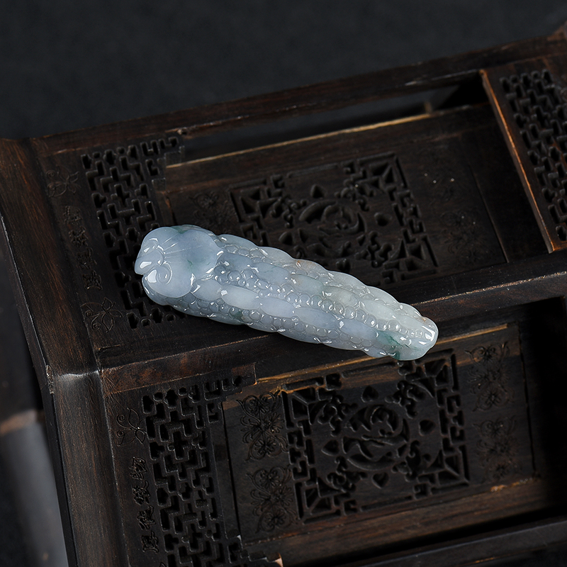 天然糯种俏色翡翠吊坠-红掌柜