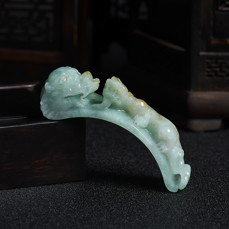 缅甸天然俏色翡翠龙勾吊坠-红掌柜