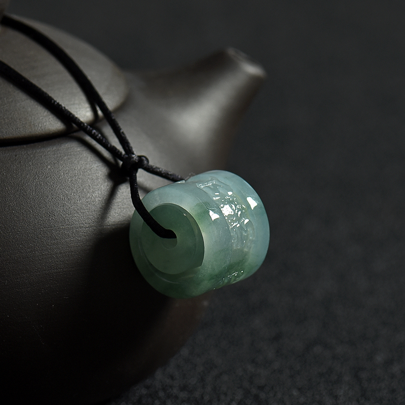 翡翠六字真言路路通吊坠-红掌柜