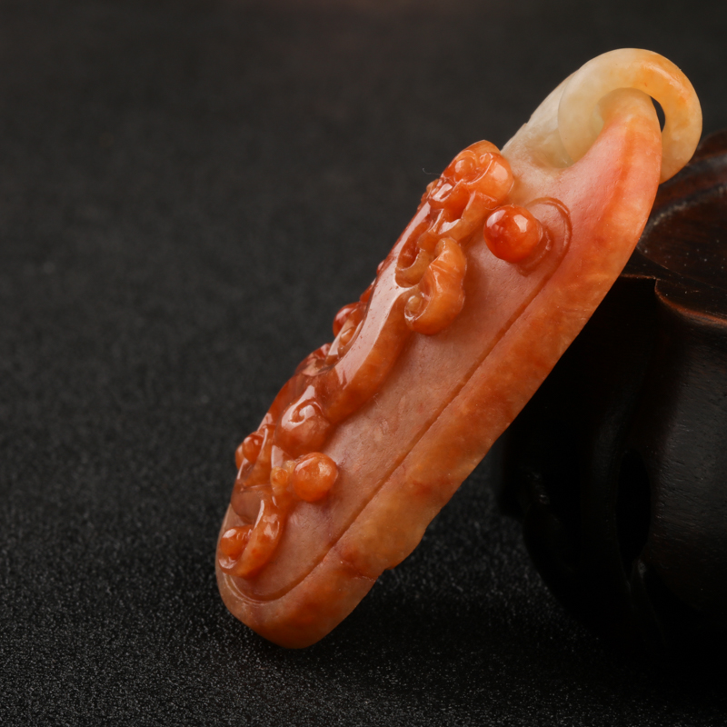 黄翡龙牌吊坠-红掌柜