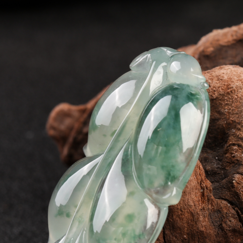 糯冰种飘花翡翠吊坠-红掌柜