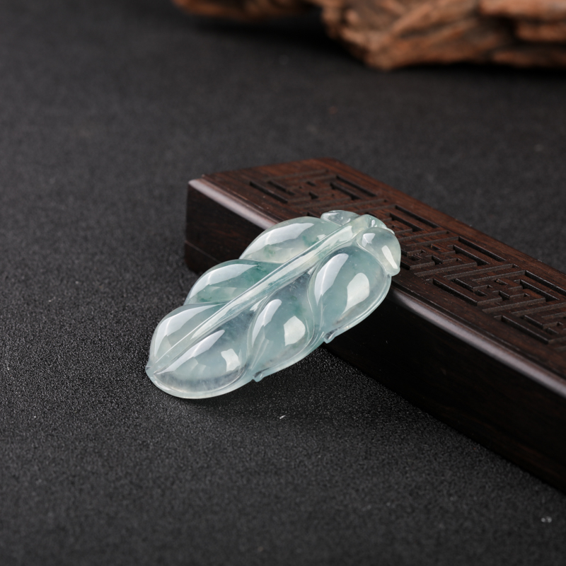 糯冰种翡翠金枝玉叶吊坠-红掌柜