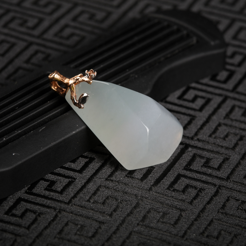 糯冰种翡翠随形吊坠-红掌柜