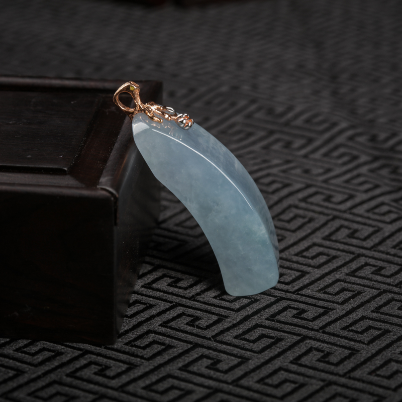 糯冰种翡翠随形吊坠-红掌柜