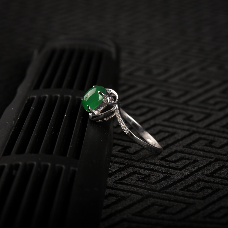 糯冰种翠绿翡翠-红掌柜