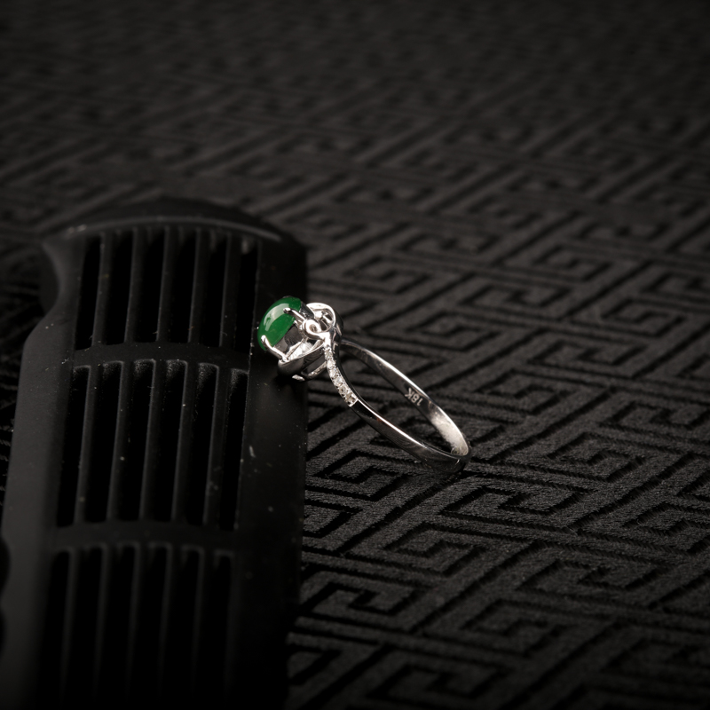 糯冰种翠绿翡翠-红掌柜