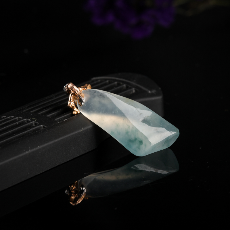 糯冰种飘花翡翠-红掌柜