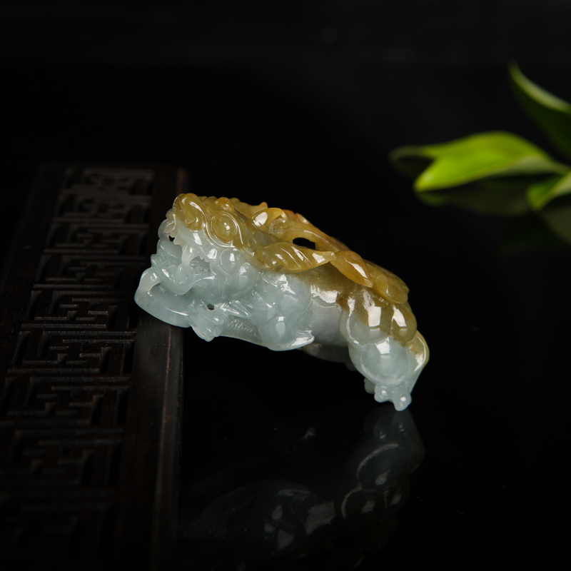 俏色翡翠貔貅吊坠-红掌柜