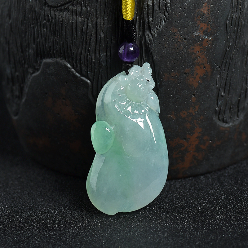 糯种浅绿翡翠瑞兽吊坠-红掌柜