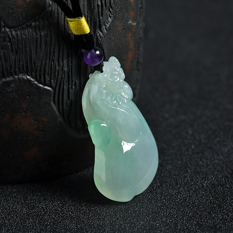 浅绿翡翠瑞兽吊坠-红掌柜