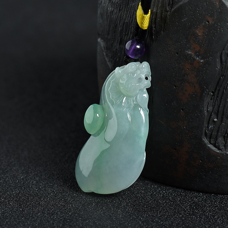 翡翠瑞兽吊坠-红掌柜
