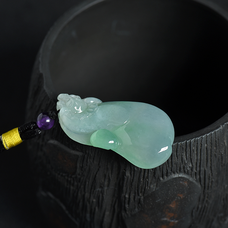 糯种浅绿翡翠吊坠-红掌柜