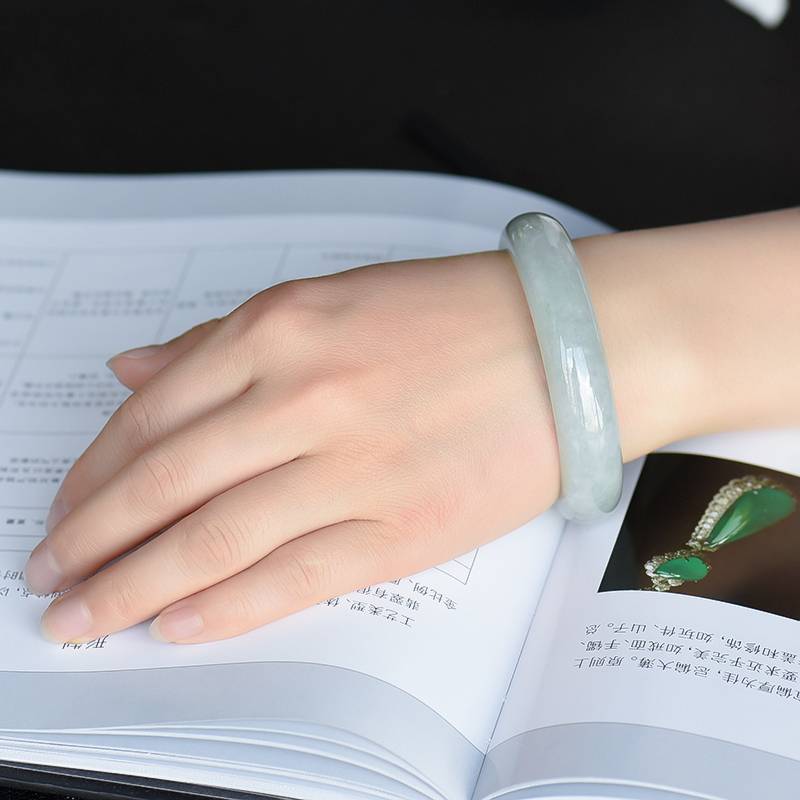 灰绿翡翠手镯-红掌柜