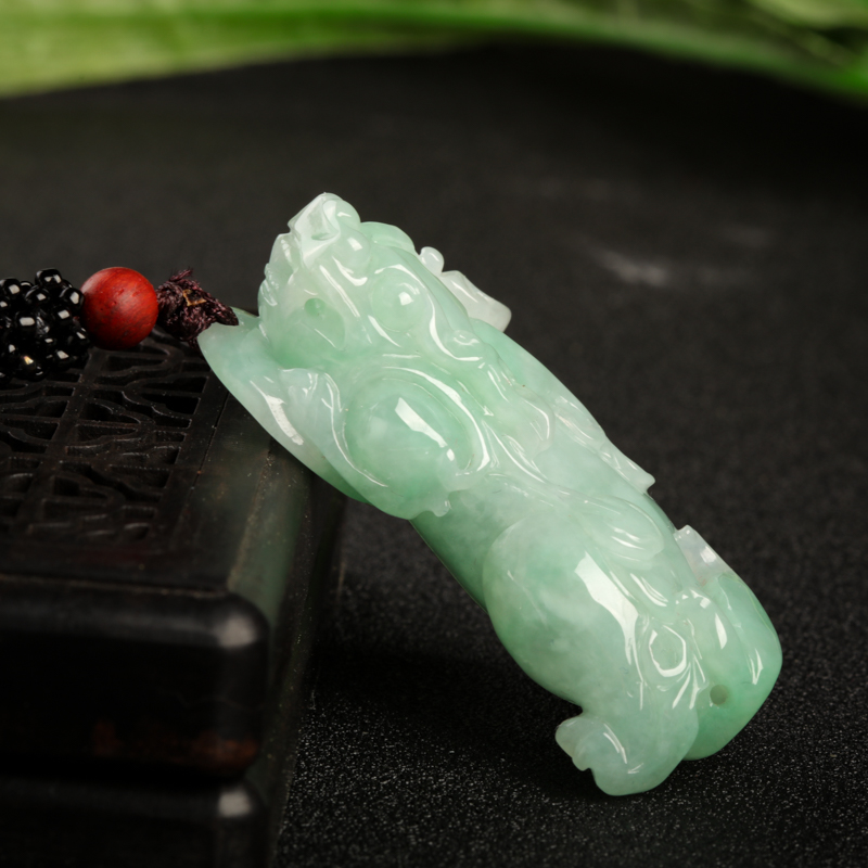 豆种浅绿翡翠貔貅吊坠-红掌柜