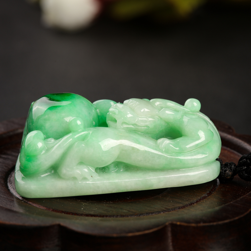 天然缅甸豆种飘翠翡翠龙牌吊坠-红掌柜