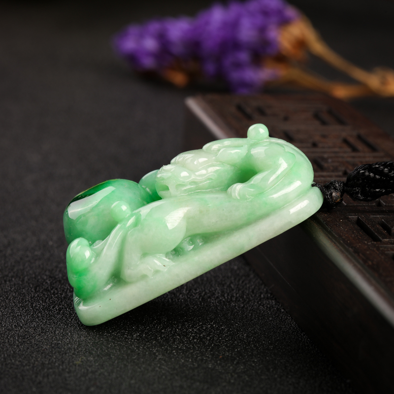 豆种飘翠翡翠龙牌吊坠-红掌柜