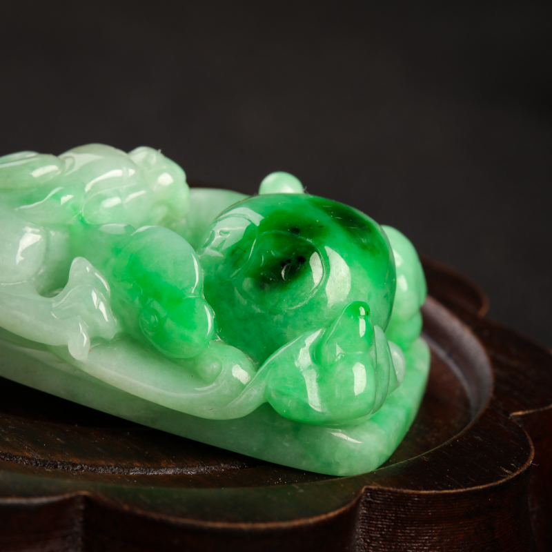 翡翠龙牌吊坠-红掌柜