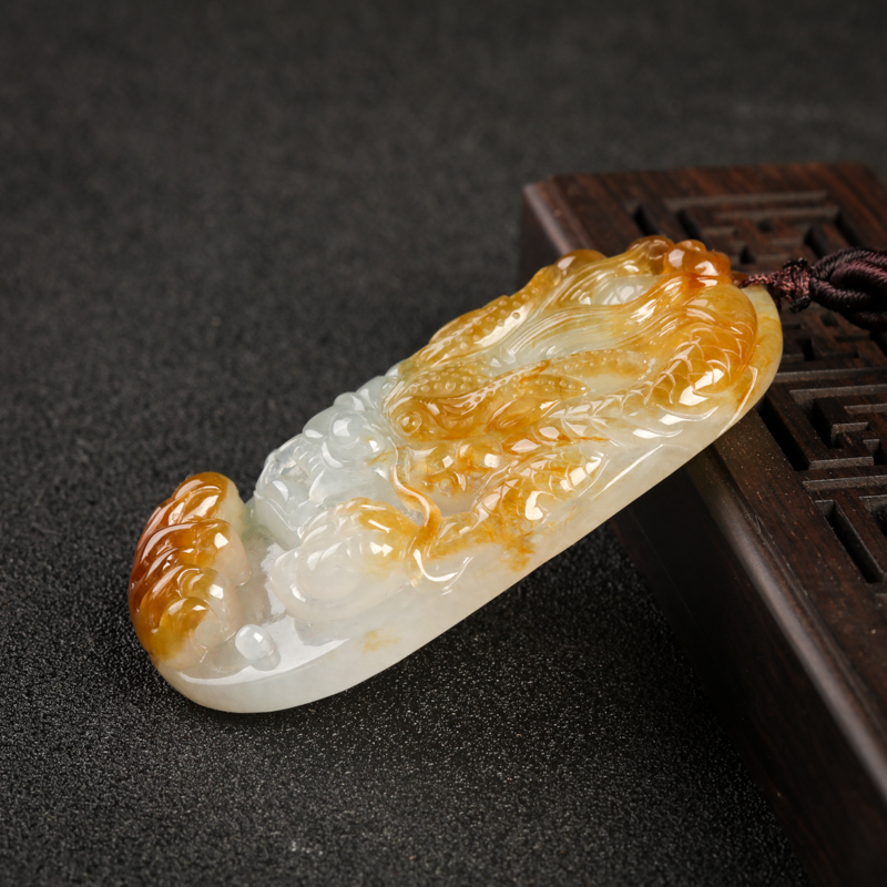 豆种俏色翡翠龙牌吊坠-红掌柜