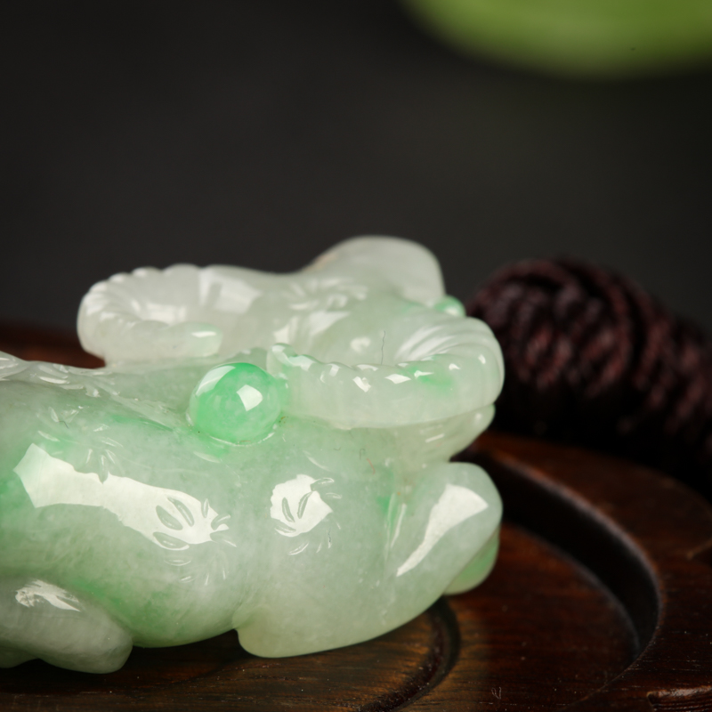 天然飘翠翡翠丑牛吊坠-红掌柜