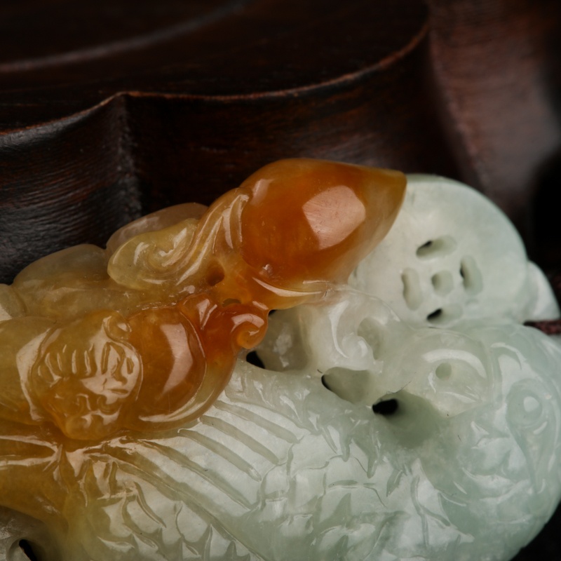 翡翠英明神武吊坠-红掌柜