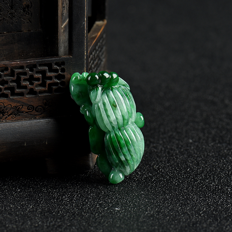 天然糯种翠绿翡翠花生吊坠-红掌柜