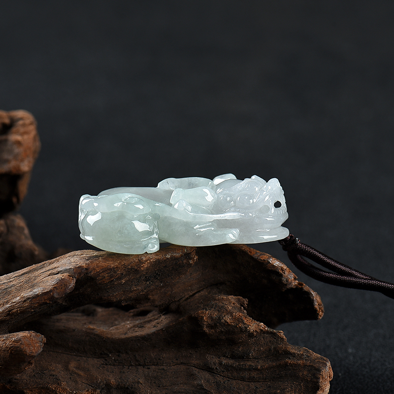 豆种翡翠貔貅吊坠-红掌柜