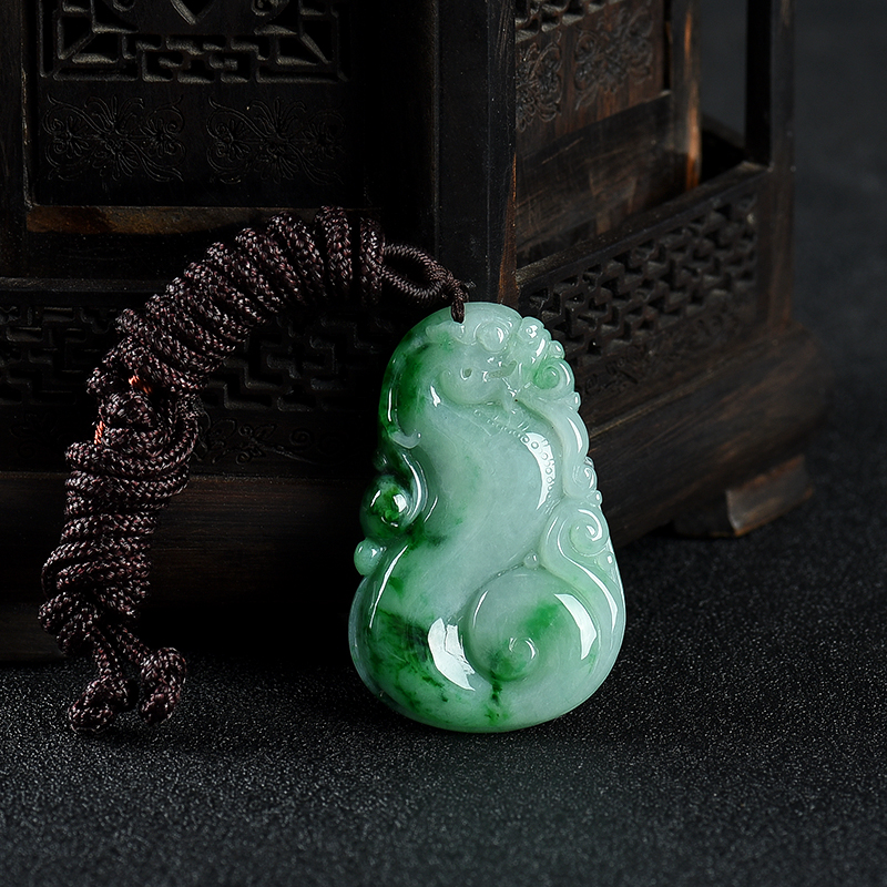 豆种飘翠翡翠仿古龙吊坠-红掌柜