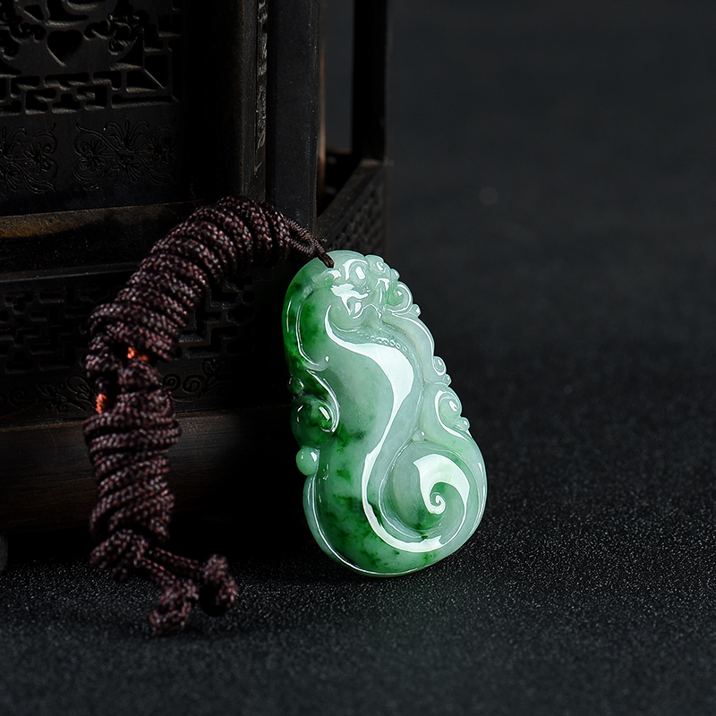 天然豆种飘翠翡翠仿古龙吊坠-红掌柜