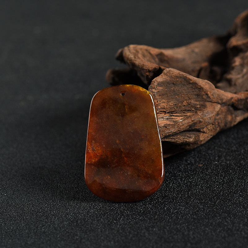 缅甸天然俏色龙牌吊坠-红掌柜