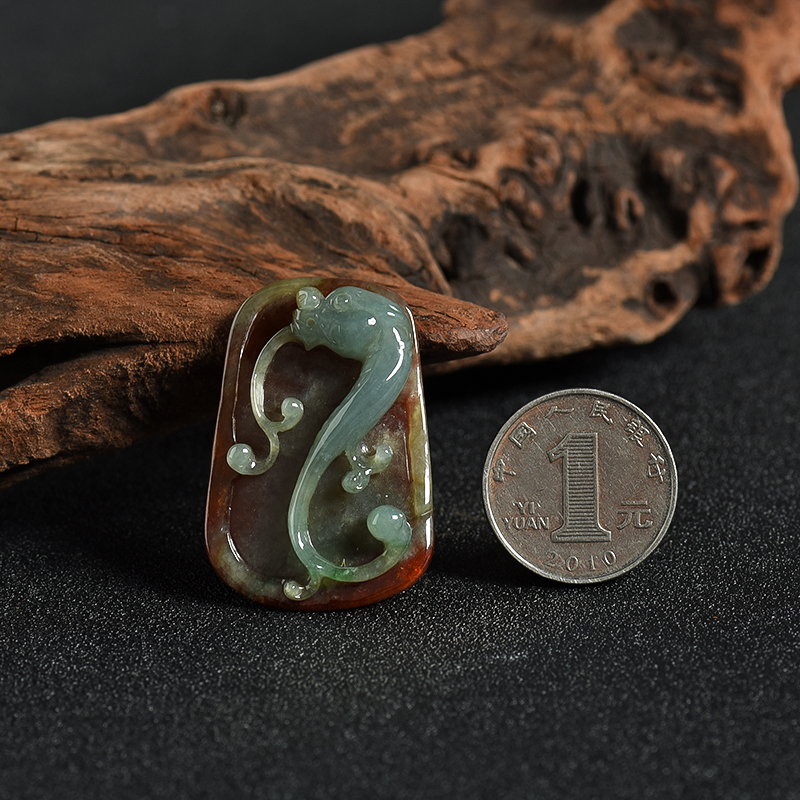 糯种俏色龙牌吊坠-红掌柜