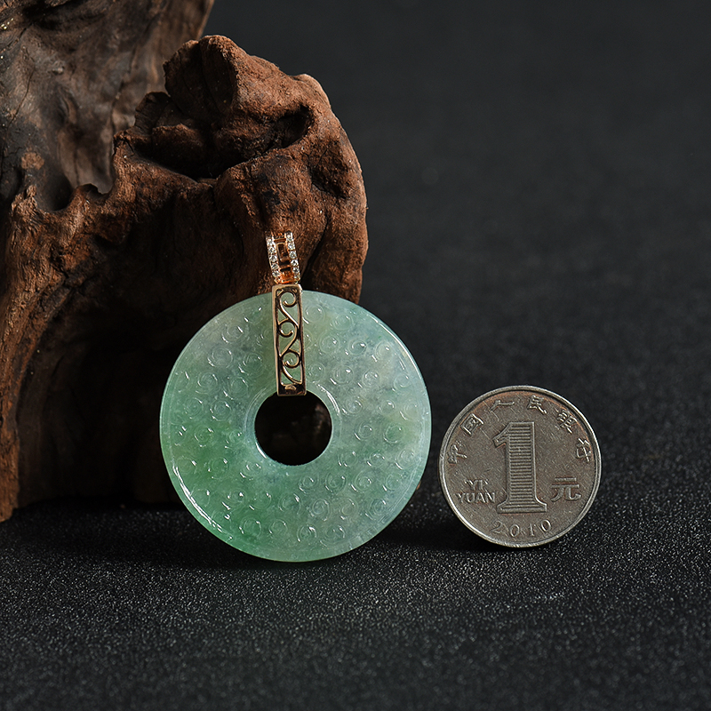 糯冰种浅绿翡翠吊坠-红掌柜