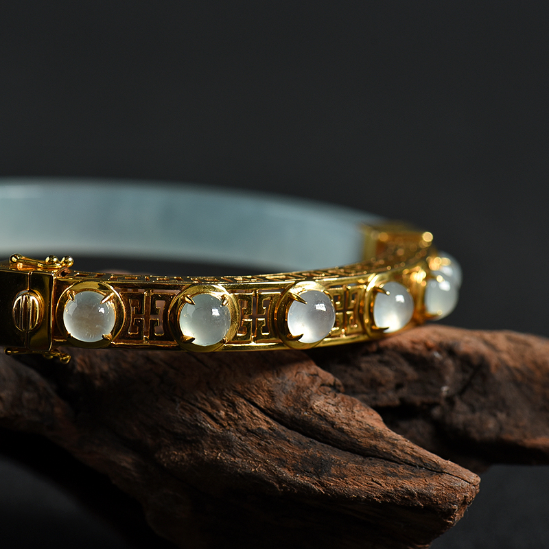 缅甸糯冰种浅绿翡翠手镯-红掌柜