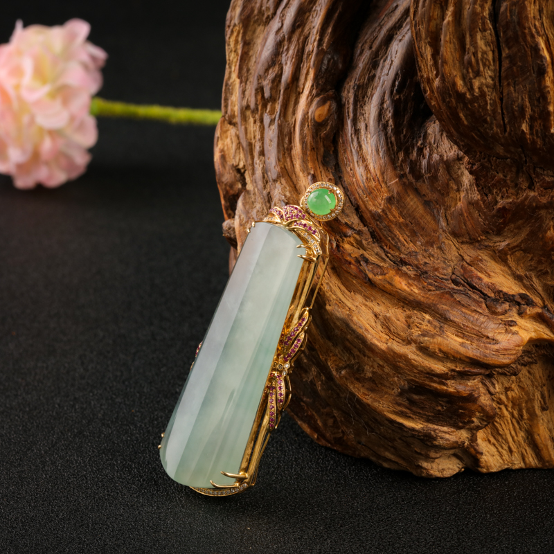 18K金镶钻糯冰种翡翠吊坠-红掌柜