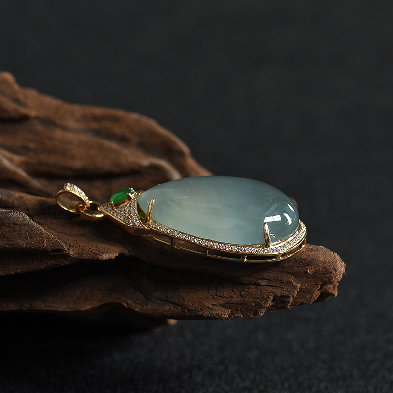 18K镶钻糯冰种浅绿翡翠吊坠-红掌柜