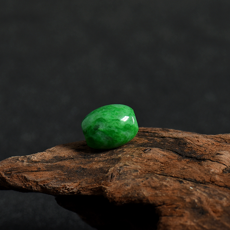 翠绿翡翠路路通吊坠-红掌柜