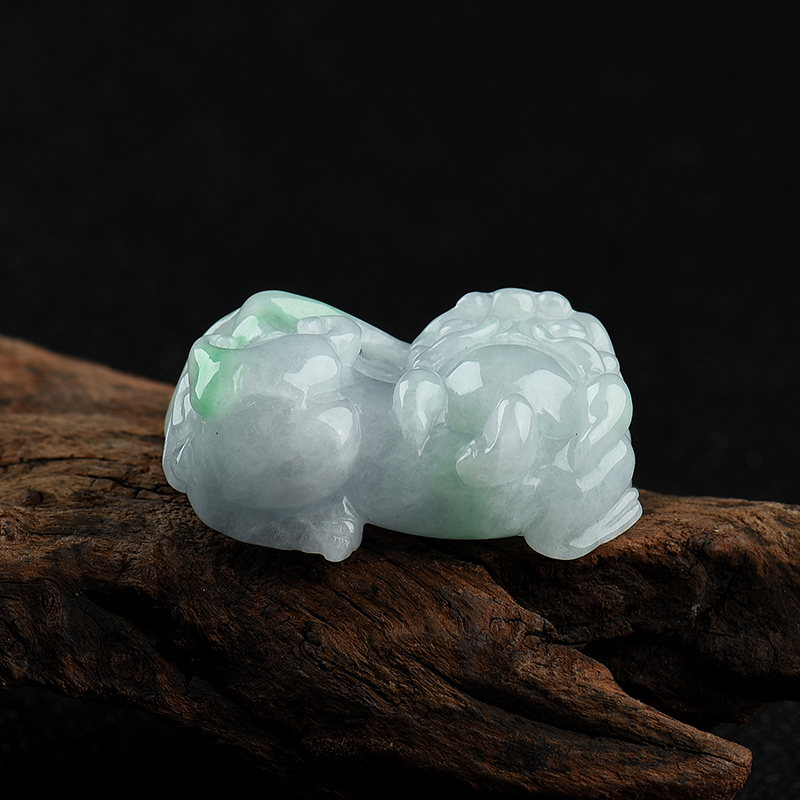 豆种春带彩翡翠貔貅吊坠-红掌柜