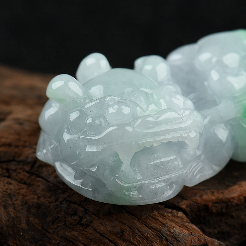 豆种春带彩翡翠吊坠-红掌柜